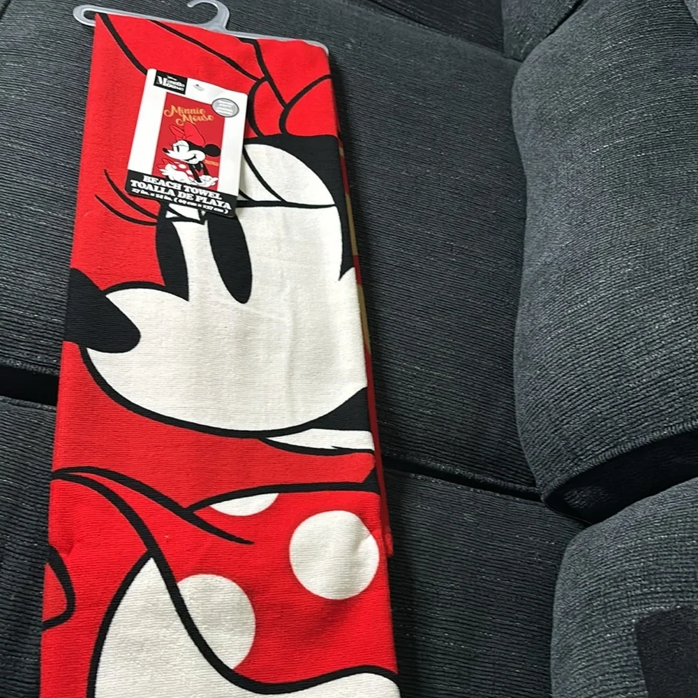 Disney Minnie Mouse beach towel NWT
